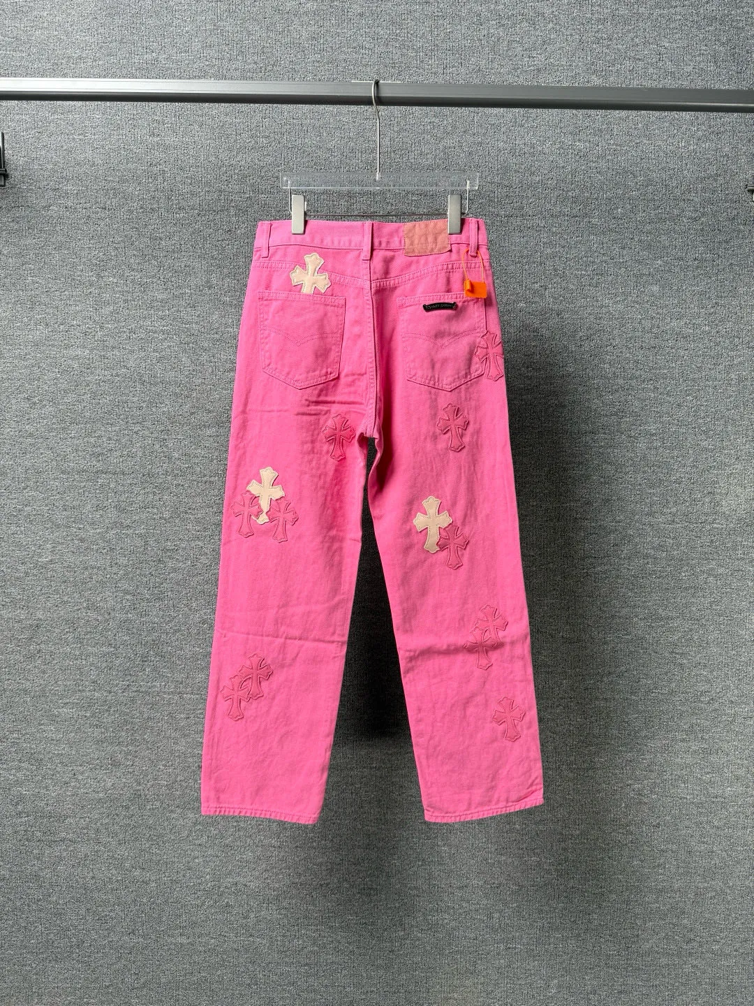 P270 💰 (Top version) CHROME HEARTS 25ss dopamine light pink cross leather washed jeans - Full of exploring the ultimate in fashion, Chrome Hearts' new Chrome Hearts pants not only present a unique style, the fresh ice blue looks particularly youthful and energetic. The mid-high waist design is paired with a lazy and casual style, which not only shows long legs but also maintains a casual feel. It is a must-have fashion choice for trendy men and trendy women. Color: Dopamine powder Size: 28-30-32-34 (corresponds to S-M-L-XL)